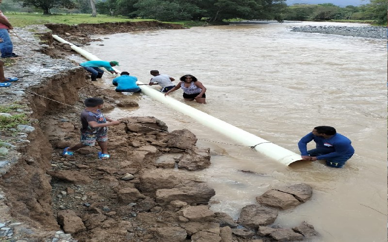 Empresa APC en articulación con la Alcaldía Municipal de Acandí, trabajan intensamente para restablecer el servicio de agua.