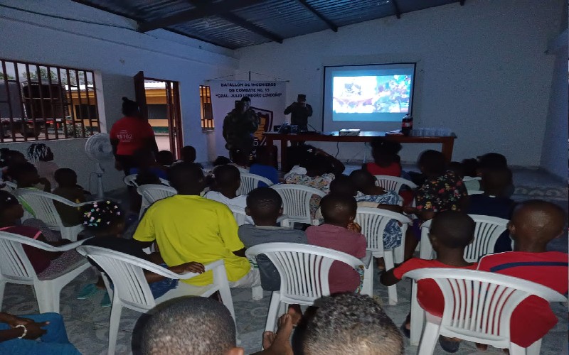 Ejército Nacional continúa llevando cine al parque a las comunidades del departamento del Chocó, con película didáctica.