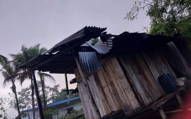 Habitantes de la Comunidad de Almendró, municipio del Medio Baudó, resultaron afectados por un fuerte vendaval que destechó más de 50 viviendas.