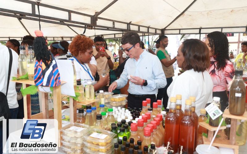 Más de 100 comerciantes locales participan en la primera feria de emprendimiento para reactivar la economía en el Chocó.