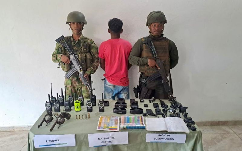 Fuerzas Militares logran la entrega voluntaria de alias Reserva, máximo cabecilla urbano del Clan del Golfo en tres municipios de la Región del Baudó – Chocó.