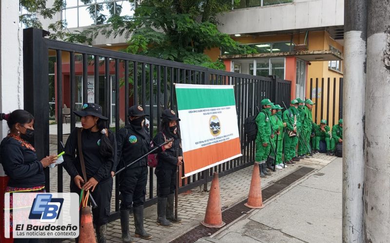 La minga bloqueó la Gobernación del Chocó: denuncian incumplimientos a operadores indígenas de educación.
